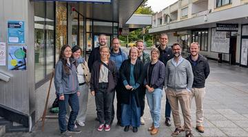 “Outreach rooted in the community, not imposed from above.” Representatives from the city of Bonn and the project executing organization, the Bonner Institut für Migrationsforschung und Interkulturelles Lernen e.V., together with ICLEI experts, gathered at Bonn’s Medinghoven climate district for “Neighbourhood is the future.” Image: © ICLEI MEDING:HOME
