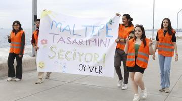 Roof coliving activists on the streets